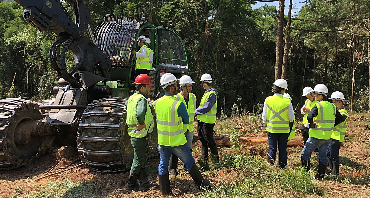 Equipe MaqPro em operação florestal