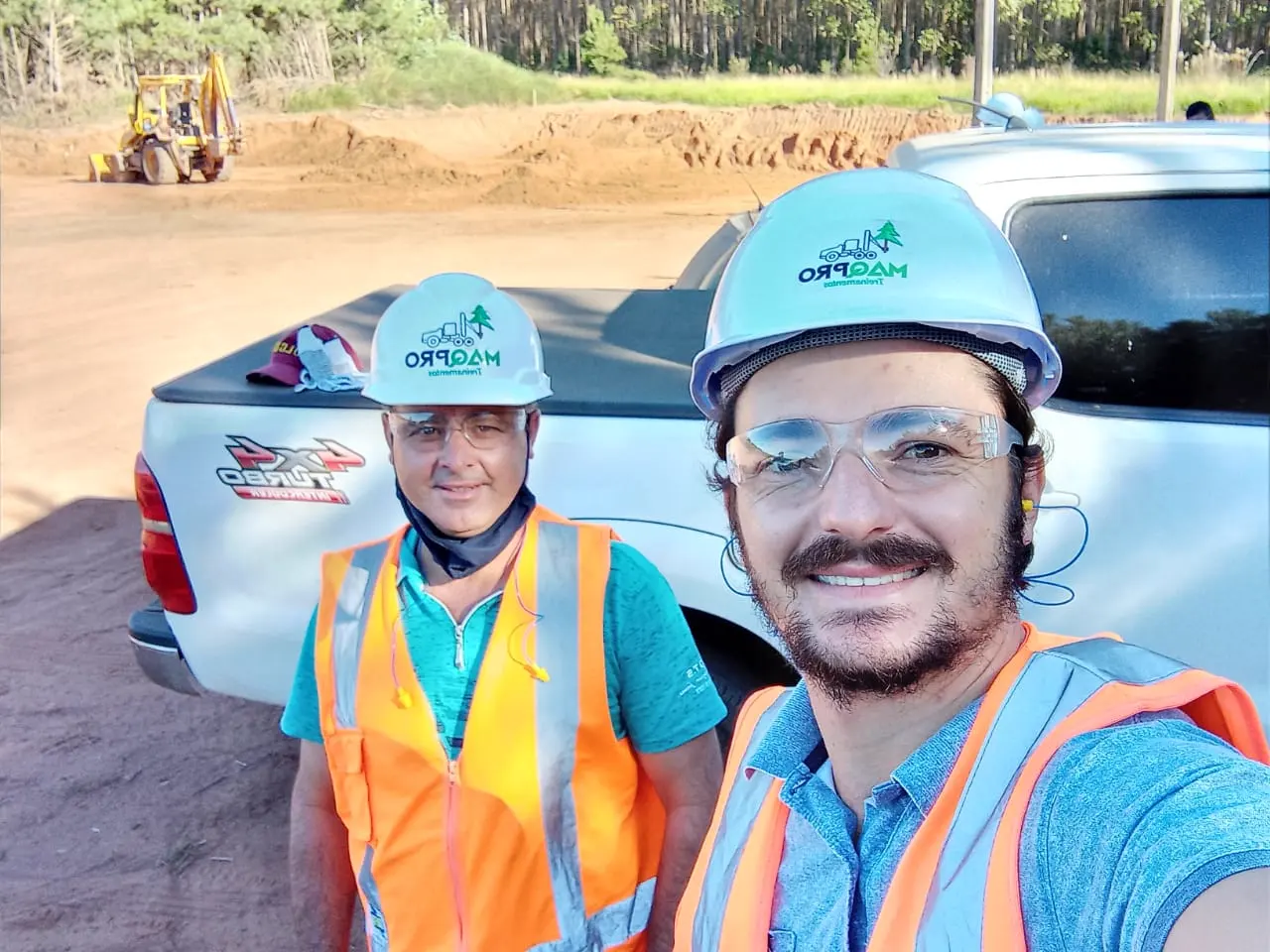 Forwarder transportando toras em estrada florestal