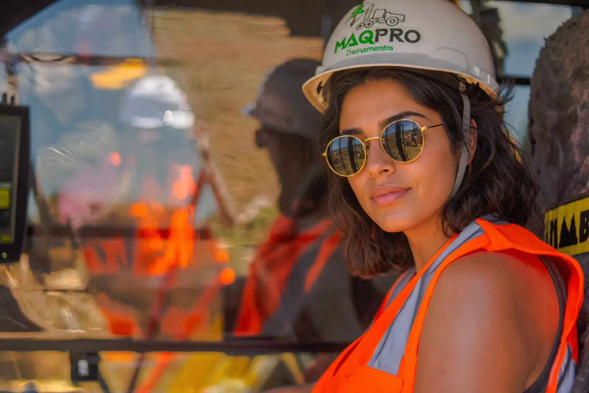 Aluna com capacete MaqPro dentro da cabine durante a formação